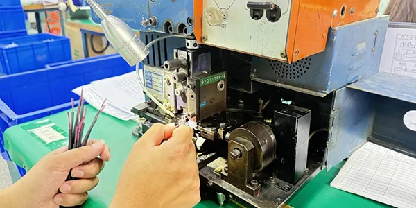 Ручная зачистка проводов