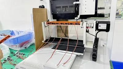 Заливка компаундом и нанесение клея